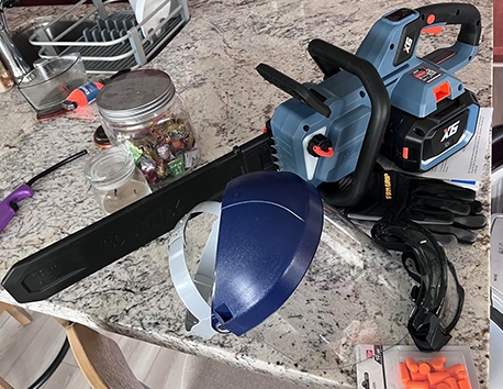 Great chain saw for heavy duty jobs